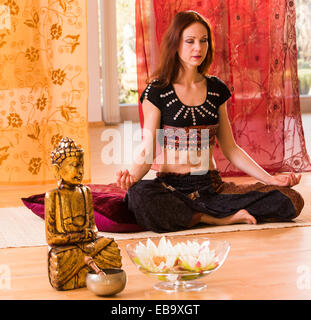 Junge Frau, Yoga zu praktizieren, Deutschland Stockfoto