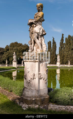 Die romantischen Gärten der Villa Trissino Marzotto aus dem frühen 18. Jahrhundert, Vicenza, Italien. Der Pool im unteren Garten mit einer Charity-Statue von Marinali Stockfoto