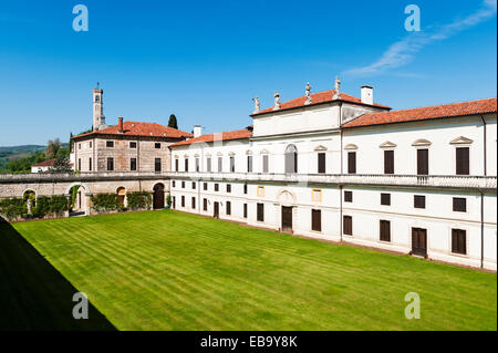 Villa Trissino Marzotto, Vicenza, Italien. Der ummauerte Garten und der Flügel aus dem 18. Jahrhundert - das ursprüngliche Gebäude aus dem 15. Jahrhundert befindet sich im Hintergrund Stockfoto