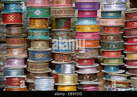 Rollen mit gestickten Geschenk Bänder, Jodhpur, Rajasthan, Indien Stockfoto