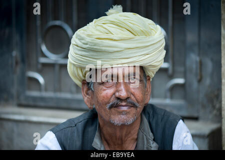 Porträt, Mann mit Turban, Mehrangarh Fort, Jodhpur, Rajasthan, Indien Stockfoto