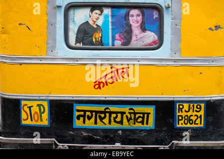 Hinten von einer motorisierten Rikscha mit Bildern von der Bollywood-stars Sharukh Khan und Khajol, Jodhpur, Rajasthan, Indien Stockfoto