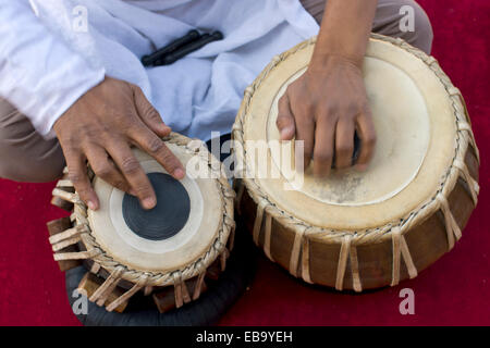 Händen der Tabla-Spieler, Umaid Bhawan Palace oder Bhavan Palace Hotel, Jodhpur, Rajasthan, Indien Stockfoto