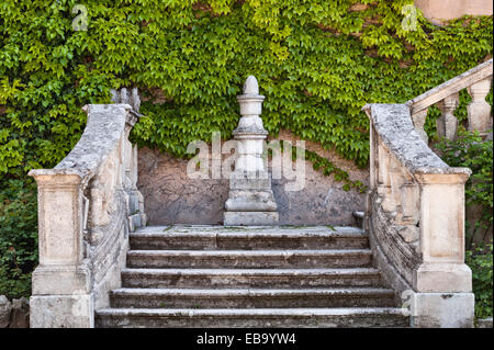 Villa Trissino Marzotto, Vicenza, Italien. Wildem Wein (Parthenocissus) erstreckt sich die Fassade des ursprünglichen Gebäudes 15c Stockfoto