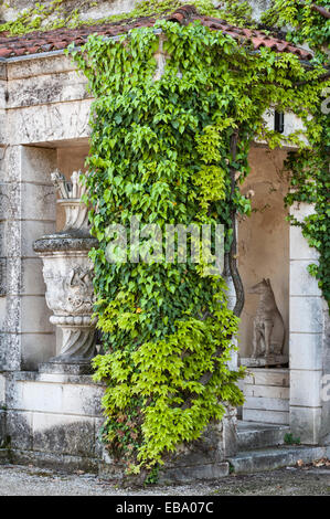 Villa Trissino Marzotto, Vicenza, Italien. Das Äußere des ursprünglichen Gebäudes aus dem 15. Jahrhundert, das später mit riesigen Steinurnen und Tierstatuen dekoriert wurde Stockfoto