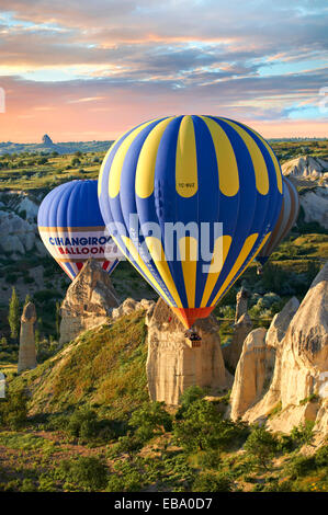 Heißluftballons über die Liebe-Tal bei Sonnenaufgang, Göreme, Kappadokien, Nevşehir Provinz, Zentralregion Anatolien, Türkei Stockfoto