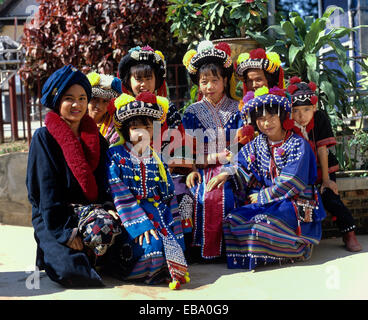 Eine Gruppe von Kindern aus der Lisu Bergstämme tragen traditionelle Kostüme und Kopfbedeckungen, Mae Sai, Chiang Rai Provinz Stockfoto