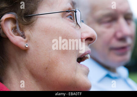 Älteres Ehepaar sitzt im Gespräch zusammen, Stockfoto
