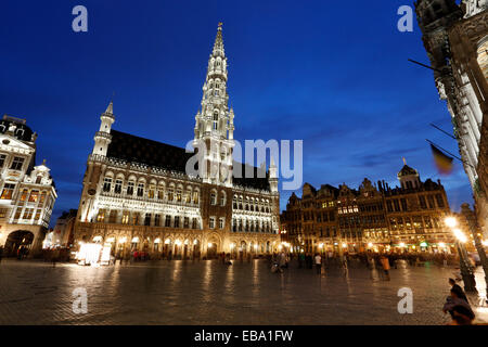 Hotel de Ville, Rathaus am Grand Place, in der Abenddämmerung, Brüssel, Region Brüssel Stockfoto