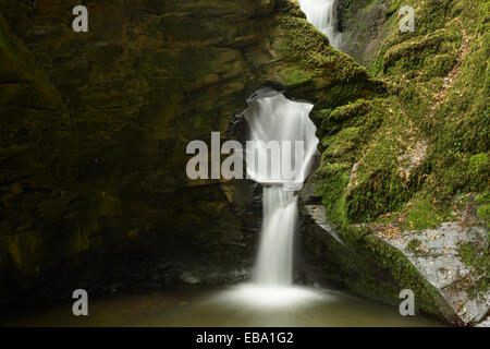 Der berühmte kreisförmige Eingang St. Nectan's Glen Waterfall in der Nähe von Tintagel, Cornwall. Stockfoto