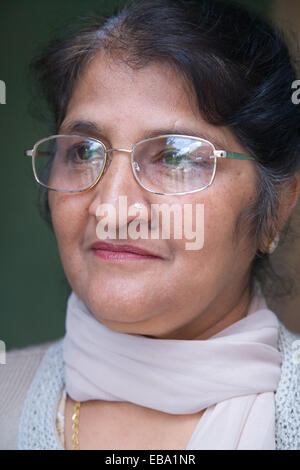 Porträt von einer älteren Frau suchen nachdenklich, Stockfoto