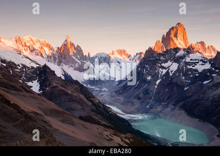 Cerro Torre und Fitz Roy Massivs, Lago Torre, im Morgenlicht, Nationalpark Los Glaciares, El Chaltén, Santa Cruz Stockfoto