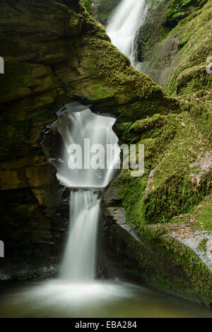 Der berühmte kreisförmige Eingang St. Nectan's Glen Waterfall in der Nähe von Tintagel, Cornwall. Stockfoto