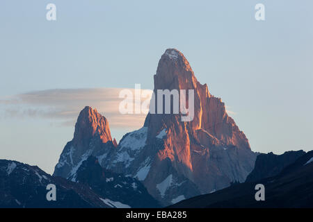 Fitz-Roy-massiv, gesehen aus dem Westen, im Abendlicht, Nationalpark Los Glaciares, El Chaltén, Santa Cruz, Argentinien Stockfoto