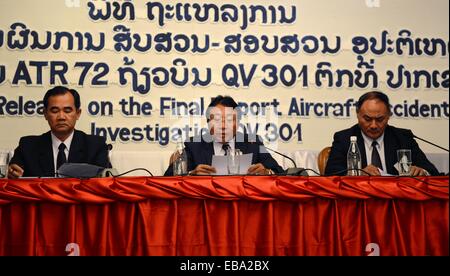 Vientiane, Laos. 28. November 2014. Lattanamany Kounnyvong (C), stellvertretender Minister für Laos öffentliche Arbeiten und Transport, liest der Abschlussbericht von Flugzeugen Unfalluntersuchung von Lao Airlines Flug QV301 in Vientiane, Laos, 28. November 2014. Eine plötzliche Veränderung der klimatischen Bedingungen und die Flugbesatzung die Nichtbeachtung Prozedur ordnungsgemäß ausgeführt wurden als die wahrscheinlichen Ursachen des Absturzes der Lao Airlines Flug QV 301, nach einem abschließenden Bericht über den Unfall Freitag veröffentlicht. Bildnachweis: Liu Ailun/Xinhua/Alamy Live-Nachrichten Stockfoto