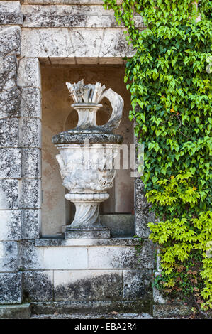 Villa Trissino Marzotto, Vicenza, Italien. Das Äußere des ursprünglichen Gebäudes aus dem 15. Jahrhundert, das später mit riesigen Steinurnen und Tierstatuen dekoriert wurde Stockfoto