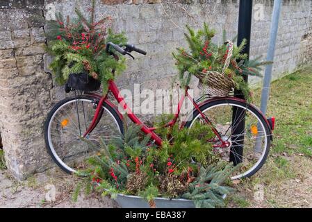 Fahrrad mit Winter Dekoration Stockfoto