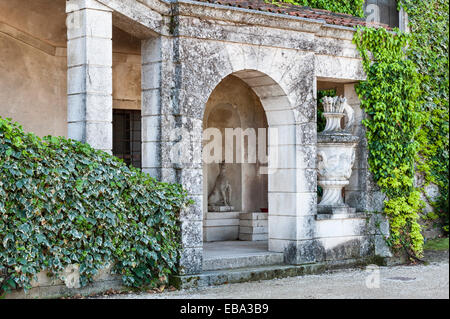 Villa Trissino Marzotto, Vicenza, Italien. Das Äußere des ursprünglichen Gebäudes aus dem 15. Jahrhundert, das später mit riesigen Steinurnen und Tierstatuen dekoriert wurde Stockfoto