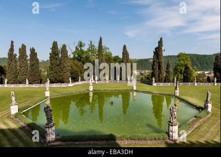 Die romantischen Gärten der Villa Trissino Marzotto aus dem frühen 18. Jahrhundert, Vicenza, Italien. Der Pool im unteren Garten, umgeben von Statuen von Orazio Marinali Stockfoto