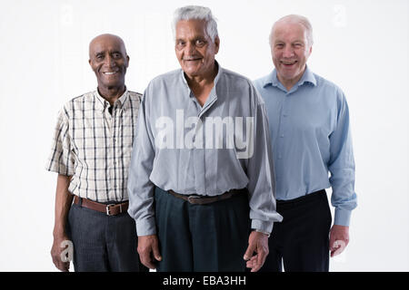 Gemischtrassigen Gruppe älterer Männer Lächeln auf den Lippen, Stockfoto