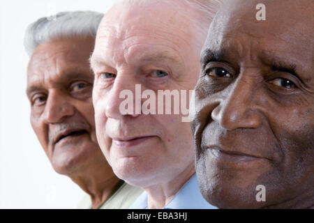 Gemischtrassigen Gruppe älterer Männer Lächeln auf den Lippen, Stockfoto