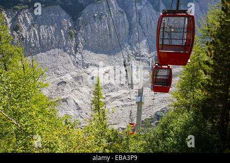 Eine Seilbahn, die die Touristen nach unten vom Montenvers Bahnhof auf dem Mer De Glace. die Bahn wurde gebaut in viktorianischen Zeiten, Touristen auf den Gletscher zu nehmen, hat danach 150 Meter seit 1820 ausgedünnt, und zogen sich von 2300 Metern. Um den Gletscher zu gelangen, musste eine Seilbahn gebaut werden, um den immer kleiner werdenden Gletscher erreichen. Stockfoto