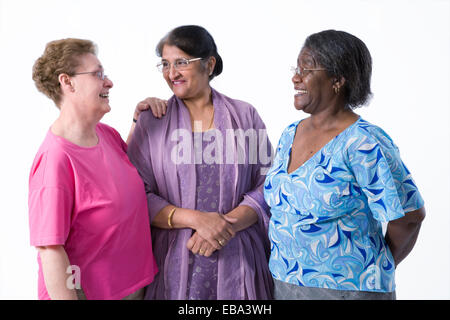 Gemischtrassigen Gruppe älterer Frauen im Chat zusammen, Stockfoto