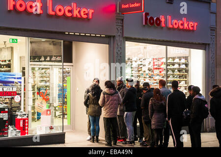 Nottingham, UK. 28. November 2014. Shopper aus der frühen Morgenstunden außerhalb Foot Locker, Schnäppchen, am schwarzen Freitag Queuing. Bildnachweis: IFIMAGE/Alamy Live-Nachrichten Stockfoto