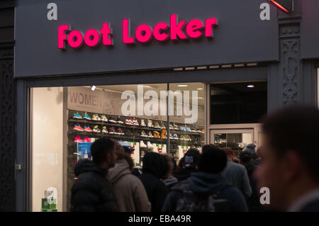 Nottingham, UK. 28. November 2014. Shopper aus der frühen Morgenstunden außerhalb Foot Locker, Schnäppchen, am schwarzen Freitag Queuing. Bildnachweis: IFIMAGE/Alamy Live-Nachrichten Stockfoto