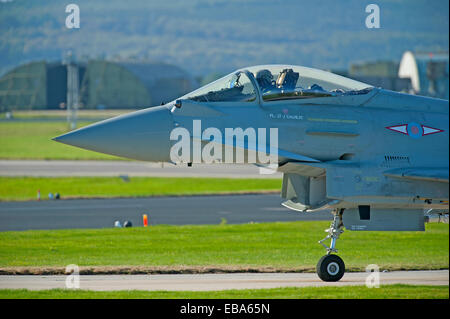 Eurofighter Typhoon FRG4 militärische schnell Düsenjäger auf Taxiway an RAF Lossiemouth.  SCO 9245. Stockfoto