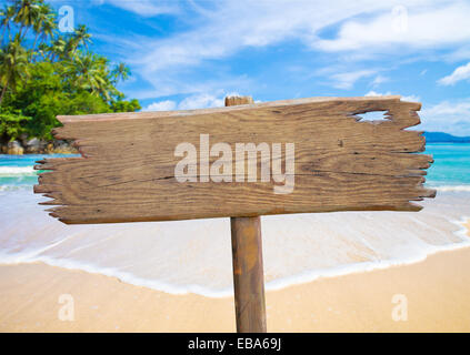 alte hölzerne Schild am tropischen Strand Stockfoto