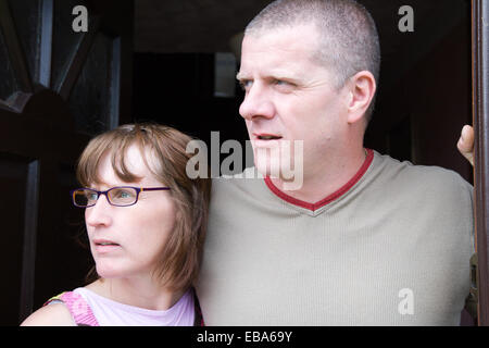 Paar steht vor der Tür, Stockfoto