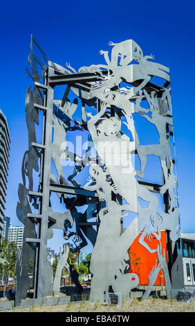 Kontinuum von Michael Snape ist eine groß angelegte Metall Skulptur im Wesentlichen über den Tanz des Lebens, Docklands Art, Melbourne. Stockfoto