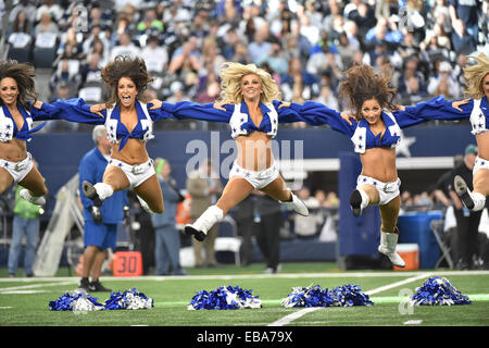 Arlington, Texas, USA. 27. November 2014. Dallas Cowboys Cheerleaders führen in einem NFL-Football-Spiel zwischen der Philadelphia Eagles und Dallas Cowboys auf Donnerstag, 27. November 2014, im AT&T Stadium in Arlington, Texas. Bildnachweis: Cal Sport Media/Alamy Live-Nachrichten Stockfoto