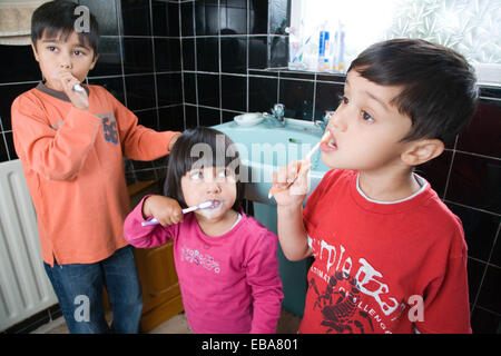 Brüder und Schwester, die zusammen die Zähne putzen,