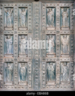 Paris, Frankreich. Kirche von St. Vincent de Paul (1824-44; 10. Arr) Detail der vorderen Türen zeigen die zwölf Apostel Stockfoto