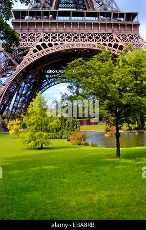 Paris, Frankreich. Eiffelturm gesehen von Avenue J Paulhan im Parc du Champ de Mars Stockfoto