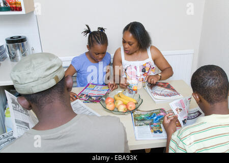 Familie Küchentisch sitzen, Stockfoto