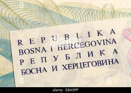 Ausschnitt aus einer bosnischen Banknote zeigt Republik von Bosnien und Herzegowina in lateinischen und kyrillischen Schrift Stockfoto