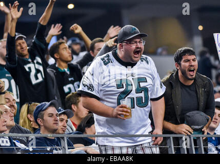 Arlington, Texas, USA. 27. November 2014. Adler-Fans feiern in einem NFL-Football-Spiel zwischen der Philadelphia Eagles und Dallas Cowboys auf Donnerstag, 27. November 2014, im AT&T Stadium in Arlington, Texas. Bildnachweis: Cal Sport Media/Alamy Live-Nachrichten Stockfoto