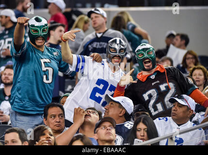 Arlington, Texas, USA. 27. November 2014. Cowboys und Adler Fans jubeln während einem NFL-Football-Spiel zwischen der Philadelphia Eagles und Dallas Cowboys auf Donnerstag, 27. November 2014, im AT&T Stadium in Arlington, Texas. Bildnachweis: Cal Sport Media/Alamy Live-Nachrichten Stockfoto