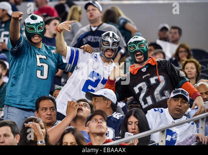 Arlington, Texas, USA. 27. November 2014. Cowboys und Adler Fans jubeln während einem NFL-Football-Spiel zwischen der Philadelphia Eagles und Dallas Cowboys auf Donnerstag, 27. November 2014, im AT&T Stadium in Arlington, Texas. Bildnachweis: Cal Sport Media/Alamy Live-Nachrichten Stockfoto