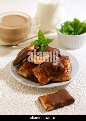 Blätterteig-Kekse mit Schokolade. Rezept zur Verfügung. Stockfoto