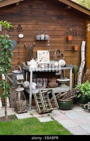 Gedeckter Tisch vor einem Gartenhaus Stockfoto