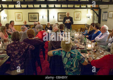 Der beste Mann von einer Hochzeit vor 50 Jahren beginnt eine andere Rede Stockfoto