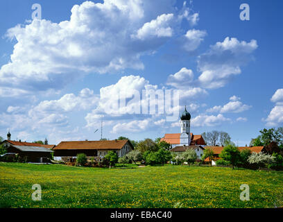 Dorf-Ansicht mit der Pfarrei Kirche von St. Emmeram, Kleinhelfendorf, Aying, Upper Bavaria, Bavaria, Germany Stockfoto