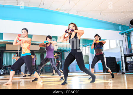 eine Gruppe von Frauen im Sport Kleidung bei Piloxing Übung Stockfoto