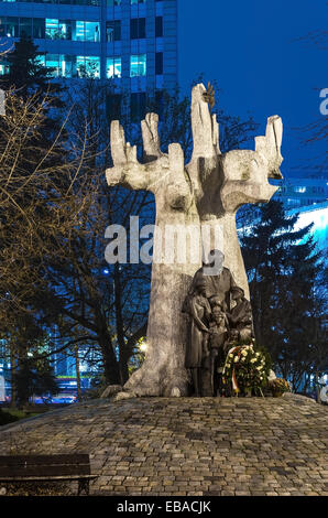 Polen, Warschau: Denkmal für Janusz Korczak, das 2006 von Zbigniew Wilma entworfen wurde und sich an der Stelle des ehemaligen jüdischen Waisenhauses befindet. Stockfoto