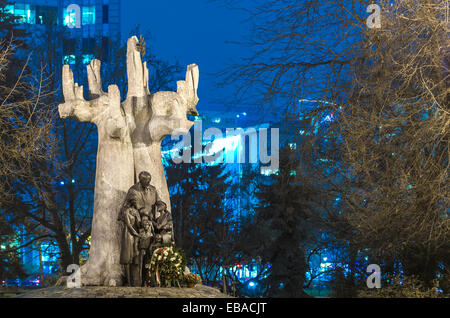 Polen, Warschau: Denkmal für Janusz Korczak, das 2006 von Zbigniew Wilma entworfen wurde und sich an der Stelle des ehemaligen jüdischen Waisenhauses befindet. Stockfoto