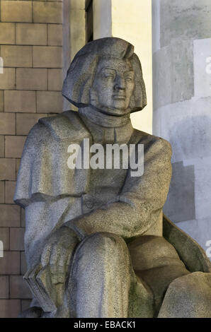 Wenig bekannte Statue von Adam Mickiewicz, dem größten polnischen Dichter aller Zeiten, vor dem Palast der Kultur und Wissenschaft. Stockfoto